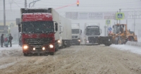 В Волгограде из-за снегопада образовались заторы из фур