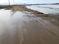 В Якутске талые воды размыли дорогу в микрорайоне Северный