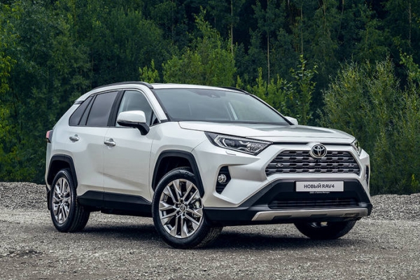 Параллельные Toyota RAV4 и Toyota Camry подорожали в РФ на 150-300 тысяч рублей