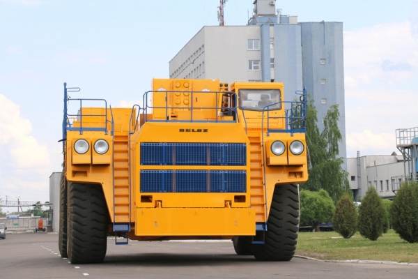 В Белоруссии собрали самый большой в мире тягач-эвакуатор БЕЛАЗ-7430G