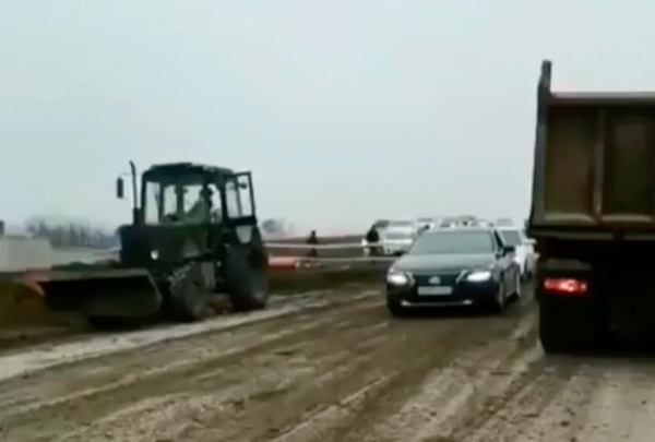 В Ростове машины стали ездить по недостроенному мосту на Малиновского