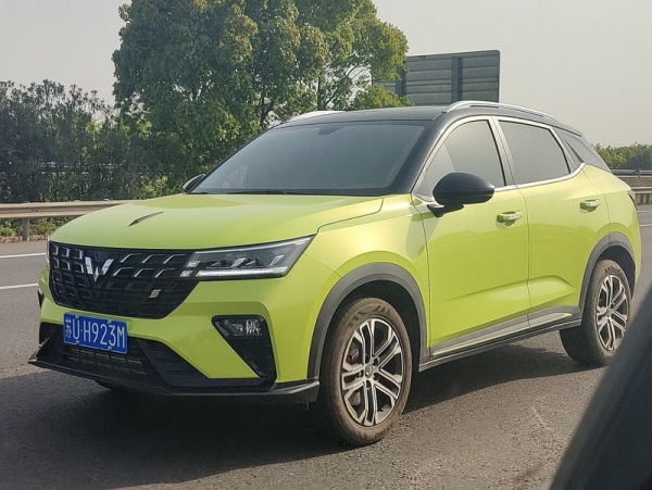 Дилеры запустили в России продажи кроссоверов Wuling Xingchi по цене 2 млн рублей