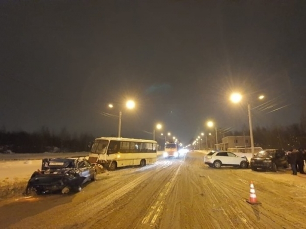 Три иномарки и автобус столкнулись в Заволжском районе Твери