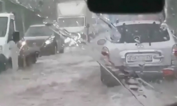 В Ростове-на-Дону сильный дождь затопил Змиевский проезд