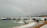 В Геленджике сильный порыв ветра выбросил яхту на берег