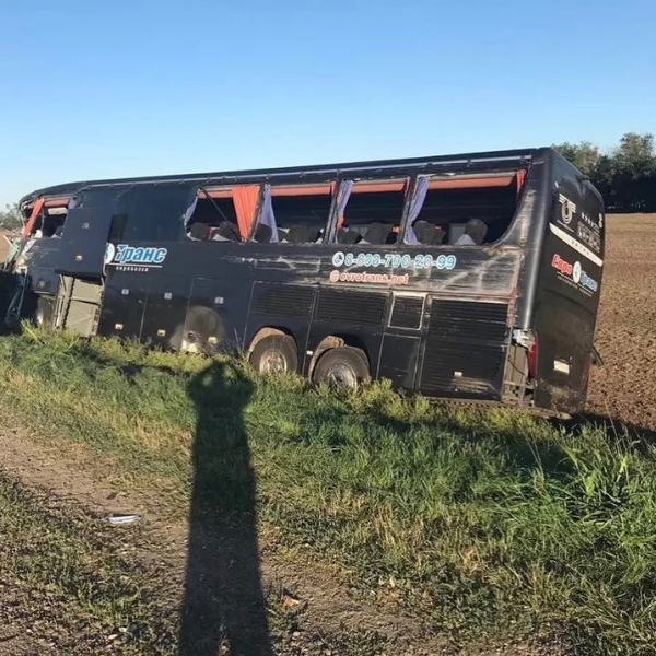 Девять человек пострадали в столкновении автобуса и грузовика под Кропоткиным