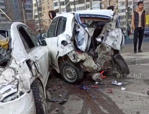В Краснодаре водитель протаранил пять припаркованных автомобилей