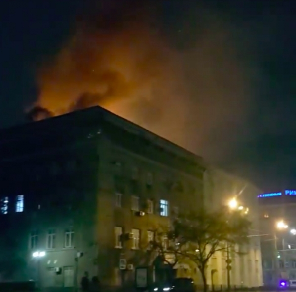Из-за крупного пожара в центре Ростова перекрыли движение