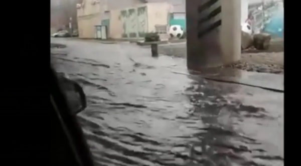 В Ростове из-за порыва водопровода затопило проспект Сиверса