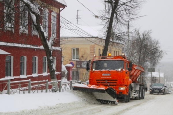 В Брянске дороги и улицы от снега убирают 206 человек и 69 спецмашин