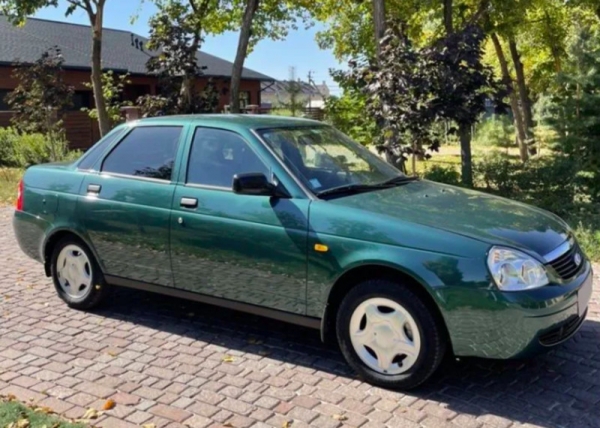 Житель Оренбурга продает новую Lada Priora почти без пробега за 1 млн рублей