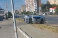 В Таганроге на улице Сызранова перевернулась машина ДПС