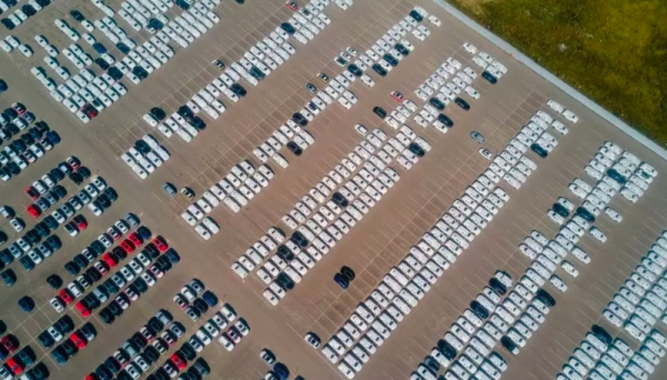 Тысячи новых автомобилей европейских и азиатских марок простаивают на складах в Подмосковье