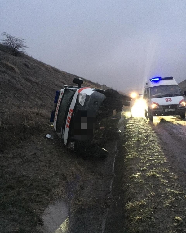 Под Минводами перевернулась скорая помощь, пострадали два фельдшера