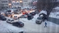Жители Бийска возмутились припаркованными у школ автомобилями
