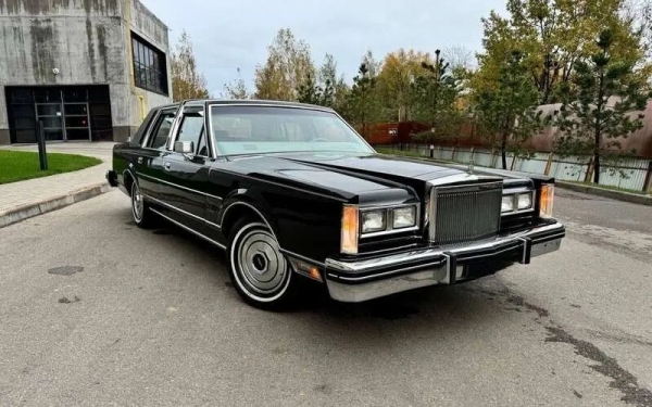 В Москве выставили на продажу 40-летний Lincoln Town Car за 5,7 млн рублей