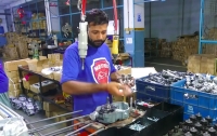 Рабочие мотоциклетного завода в Индии собирают двигатель вручную за 8 минут
