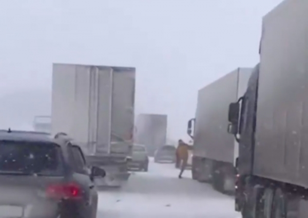 Снегопад парализовал движение на трассе М-4 «Дон» в Ростовской области