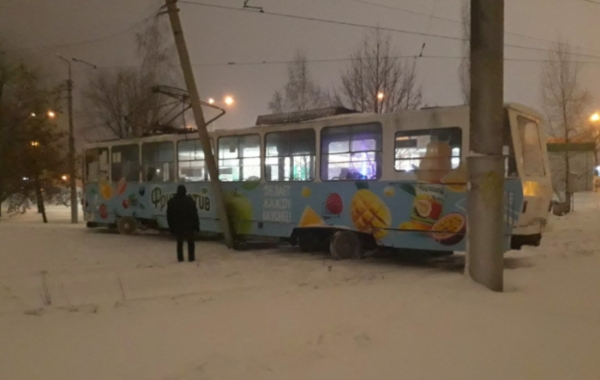 В Липецке трамвай сошел с рельсов из-за сильного снегопада