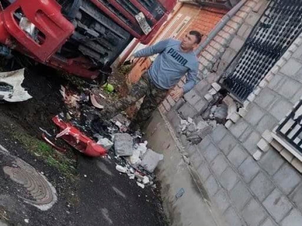В Краснодаре после ДТП грузовик врезался в частный дом