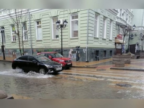В Ростове из-за проливного дождя затопило переулок Соборный