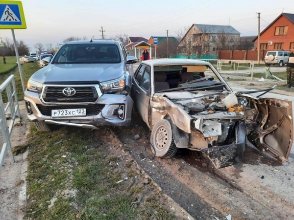 Пять человек пострадали на Кубани в столкновении трех автомобилей