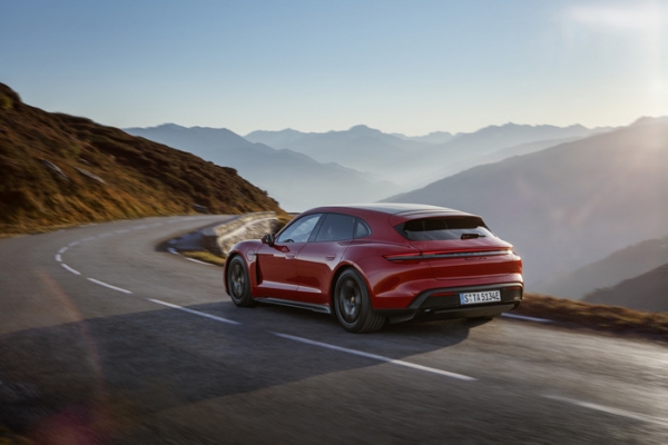 Компания Porsche представила Taycan GTS с запасом хода более 500 километров
