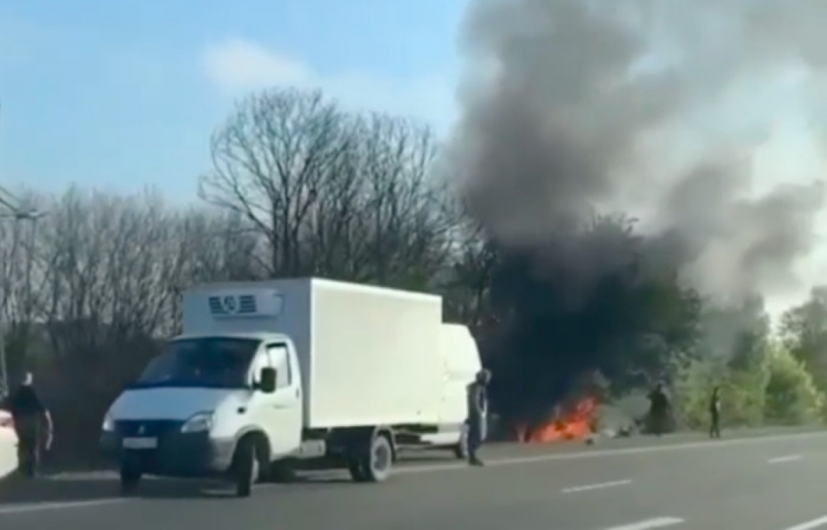 На Кубани машина врезалась в дерево и загорелась, водитель погиб