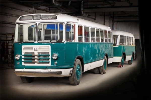 В Москве отреставрировали редкий автобус ЗИЛ-158 с пассажирским прицепом