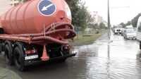 В Краснодаре из-за дождя на улицах появилась водооткачивающая техника