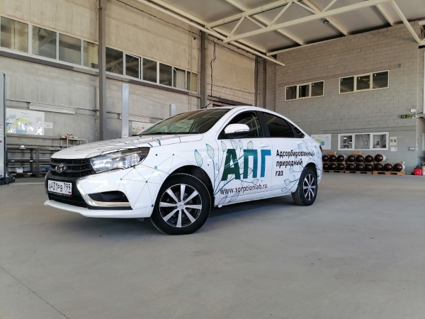 В Петербурге представили Lada Vesta на новом виде топлива. Авто сняли на фото