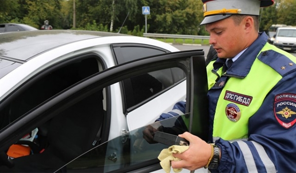 ГИБДД пригрозила снимать с учета автомобили за двойные стекла с тонировкой