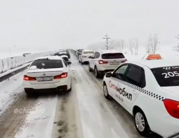 На Кубани из-за снегопада парализовано движение на трассе «Краснодар-Верхнебаканский»