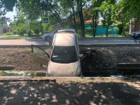 В Батайске автомобиль с беременной женщиной упал в канаву после ДТП