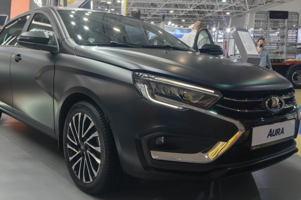 Состоялась премьера Lada Aura в матовом черном цвете. Автомобиль сняли на фото