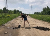 Под Тулой жители деревни Гостеевка самостоятельно отремонтировали дорогу