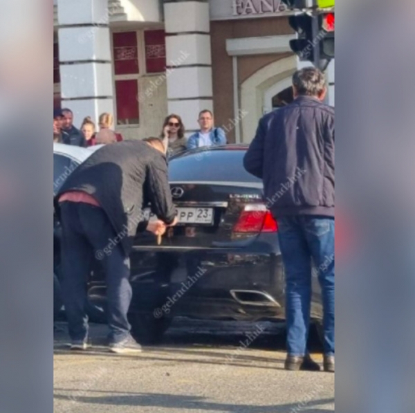 Служебная машина мэра Геленджика Алексея Богодистова попала в ДТП
