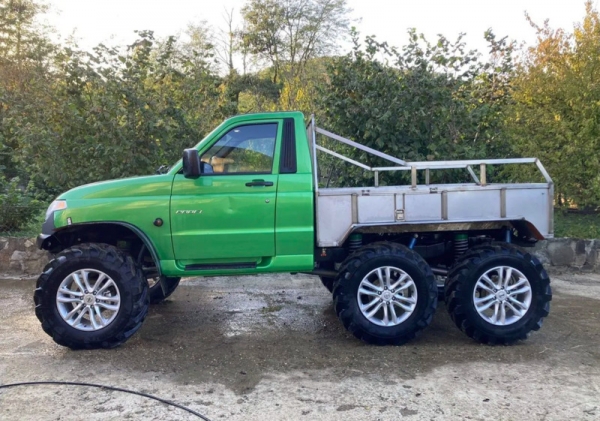 Житель Краснодара построил шестиколесный пикап УАЗ «Профи» с колесами от трактора
