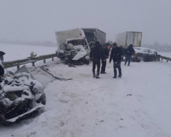 В Ростовской области два человека погибли в столкновении шести автомобилей
