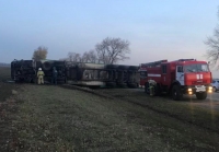 Под Ростовом фура перевернулась на легковушку, три человека пострадали