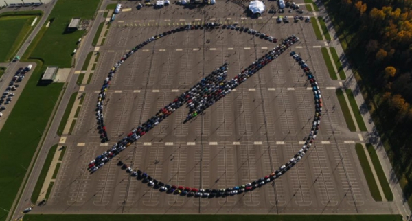 В России собрали самый большой логотип из автомобилей Opel