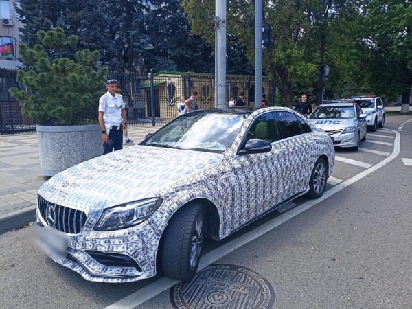 Житель Сочи разъезжал по Краснодару на обклеенном долларами Mercedes-Benz