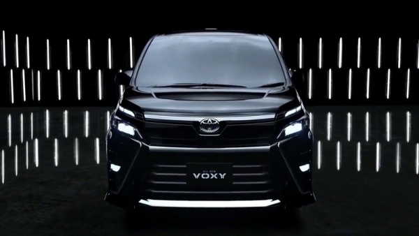 В России начались продажи семиместных минивэнов Toyota Voxy по цене от 2,2 млн рублей