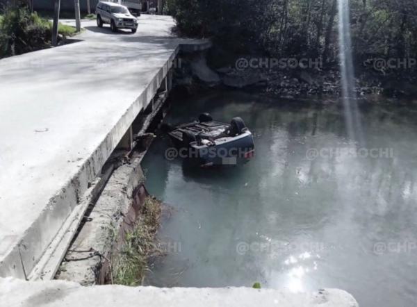 В Хостинском районе Сочи автомобиль упал с моста в реку