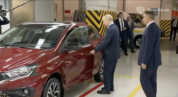 Путину на АвтоВАЗе показали предсерийный автомобиль Lada Iskra