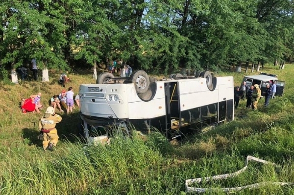 Семь человек пострадали в перевернувшемся на Кубани автобусе