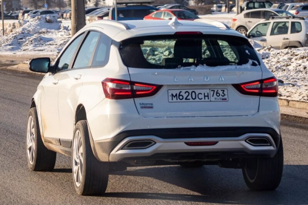 Шпионы сняли на фото новый кроссовер на базе Lada Vesta. Дорожный просвет удивил