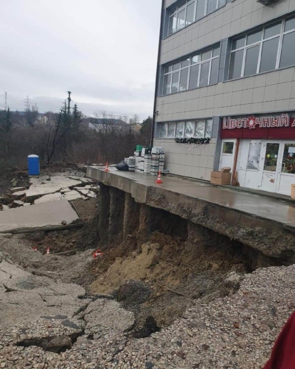 В Сочи оползень разрушил дорогу на улице Транспортной