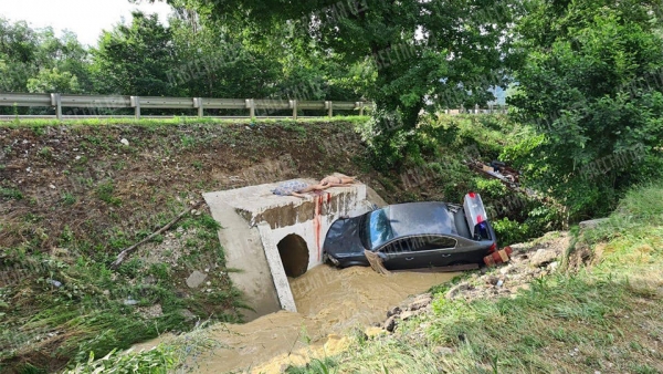 Поток воды смыл с дороги автомобиль на Кубани, два человека погибли