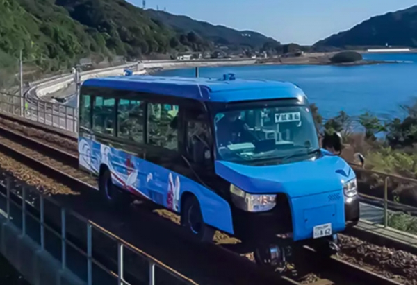 В Японии представили гибрид поезда и автобуса Dual-Mode Vehicle
